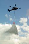 Black Hawk des österreichischen Bundesheeres im Löscheinsatz