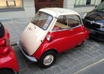 Die Isetta wirkt selbst zwischen Smart und Fiat noch winzig
