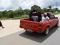 Ein Ford Pickup in Südafrika mit Fahrgästen hinten drauf ein gesterntes Foto von blackymail