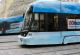 Hellblaue Tram fährt durch die Linzer Innenstadt