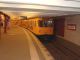 Ein sehr alter U-Bahnzug rollt in den Berliner Alexanderpl.